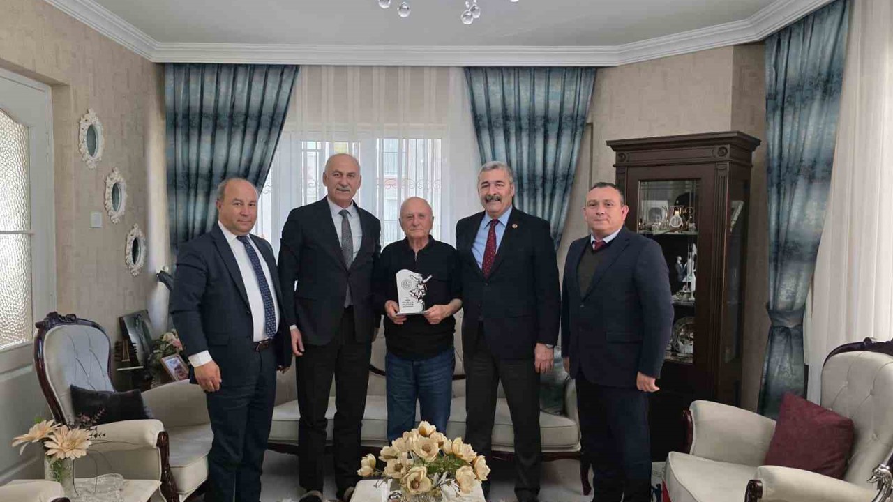 Ömrünü öğrencilerine adayan Varol öğretmen unutulmadı
