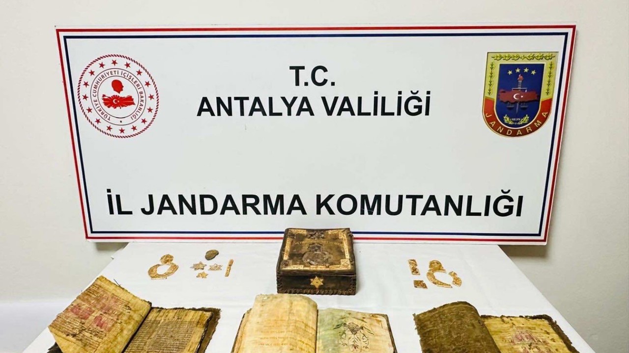 Antalya’da durdurulan araçtan tarihi kitap ve tarihi eser çıktı
