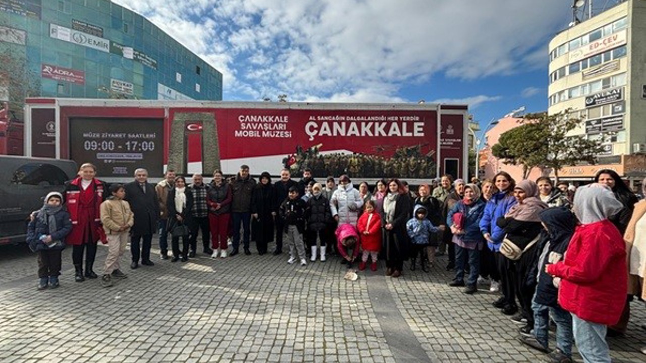 Edremit’te Çanakkale Mobil Müzesi Cumhuriyet Meydanı’nda ziyaretçilerini ağırladı
