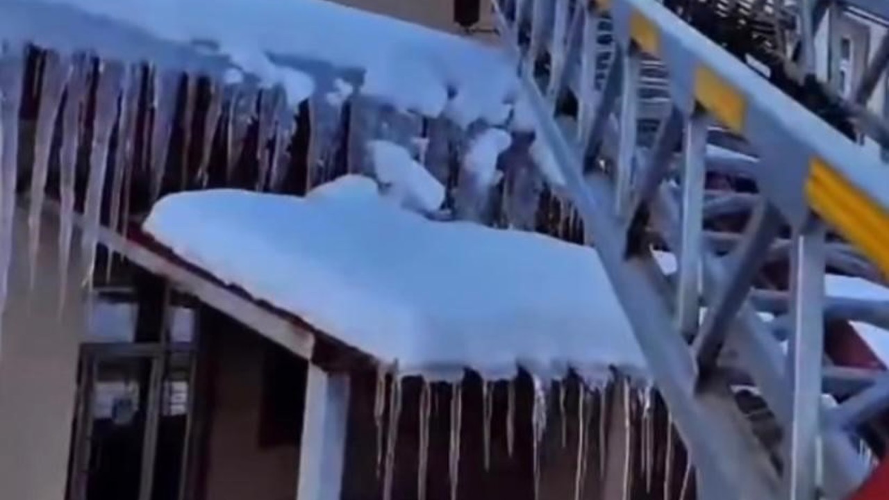 Patnos’ta buz sarkıtlarına Karşı sahada çalışmalarını sürdürüyor
