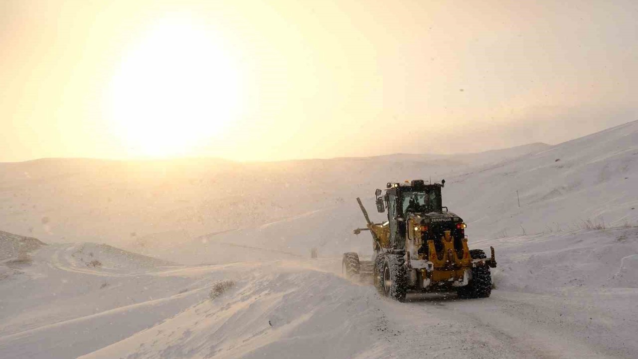 Ağrı’da 110 köy yolu ulaşıma kapandı
