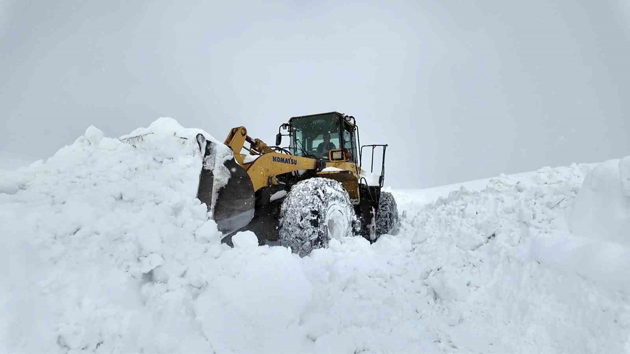 Bingöl’de karla mücadele çalışmaları gece gündüz sürüyor
