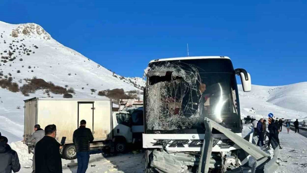 Tutak’ta trafik kazası çok sayıda yaralı var
