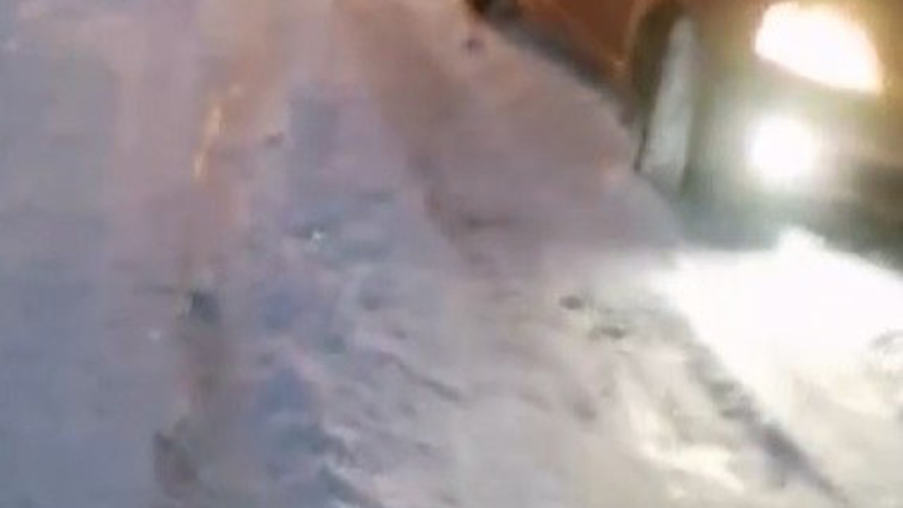 Kars’ta kara saplanan araçlar vatandaşlar tarafından kurtarıldı
