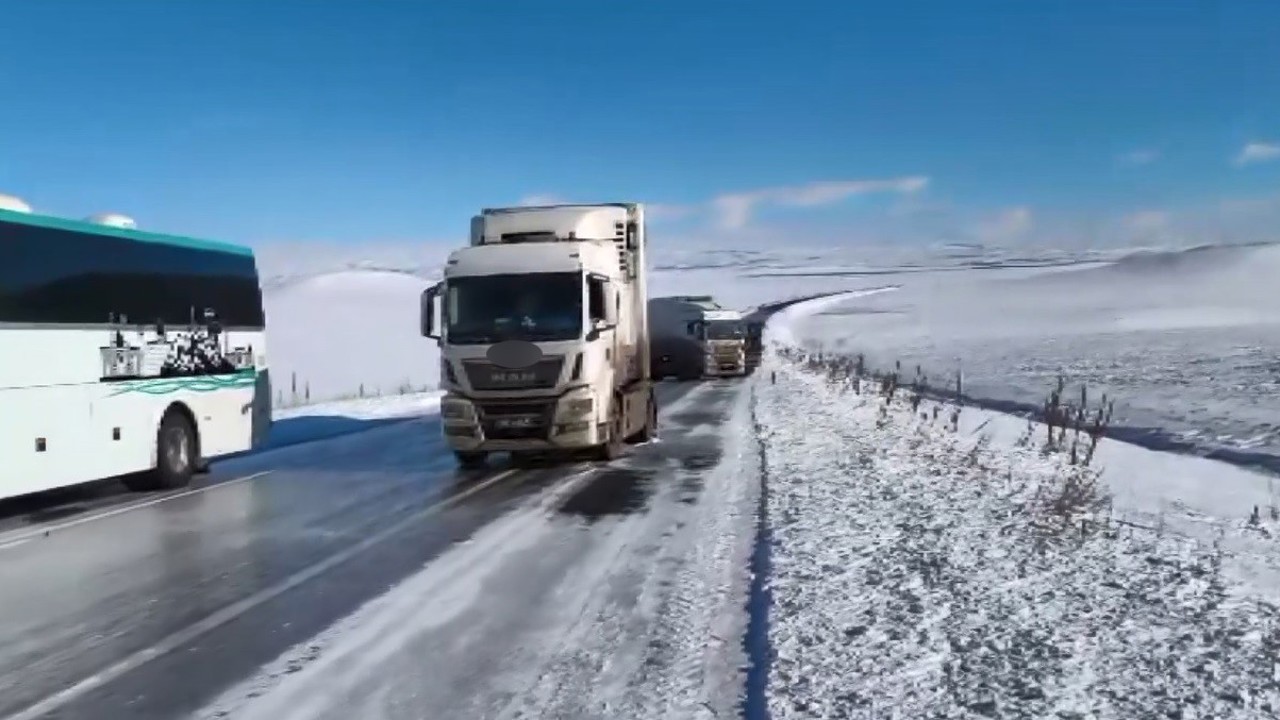 Kars’ta buz pisti gibi yol: Çok sayıda tır kaydı, vatandaşlar mahsur kaldı
