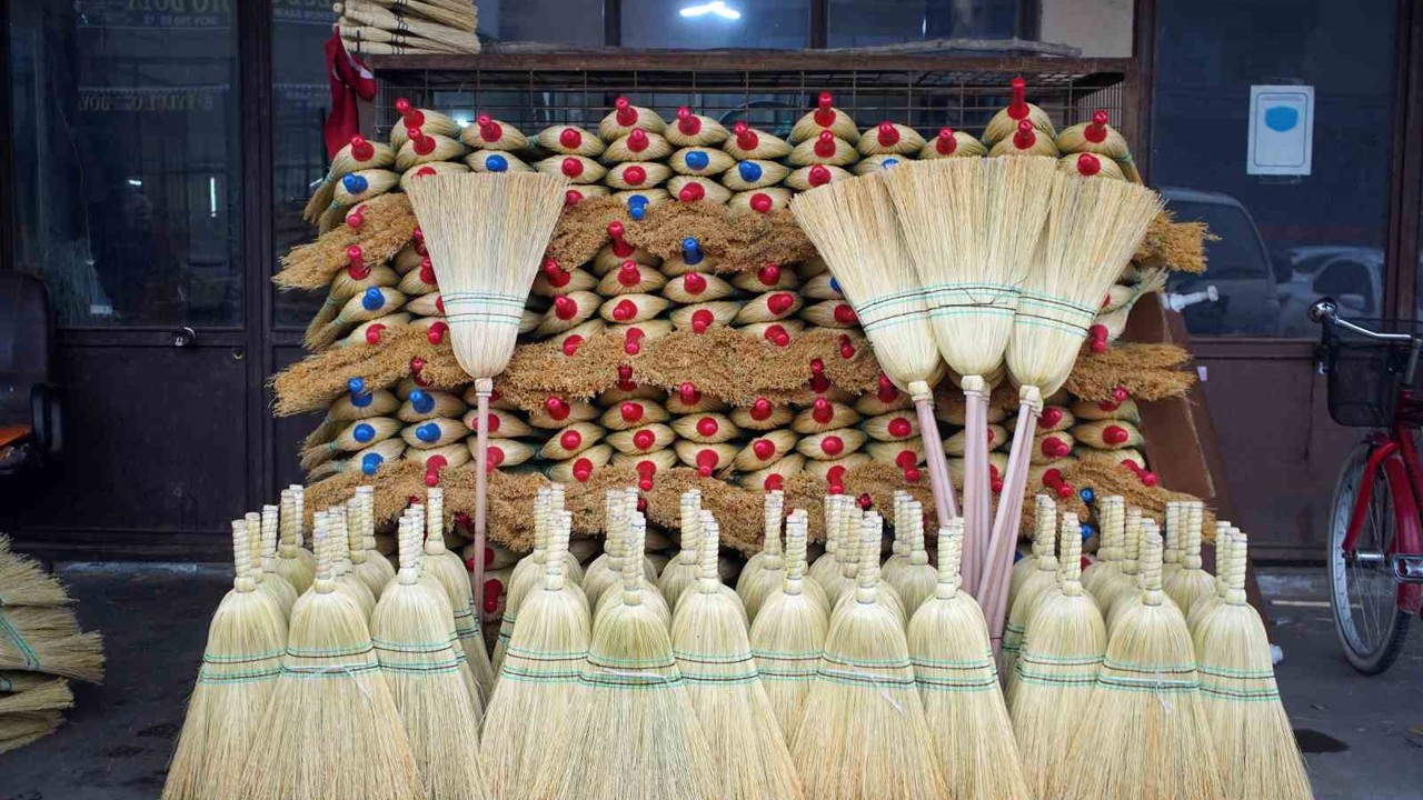 Bir zamanların vazgeçilmeziydi, şimdi yok oluyor: Ot süpürgelerde son ustalar
