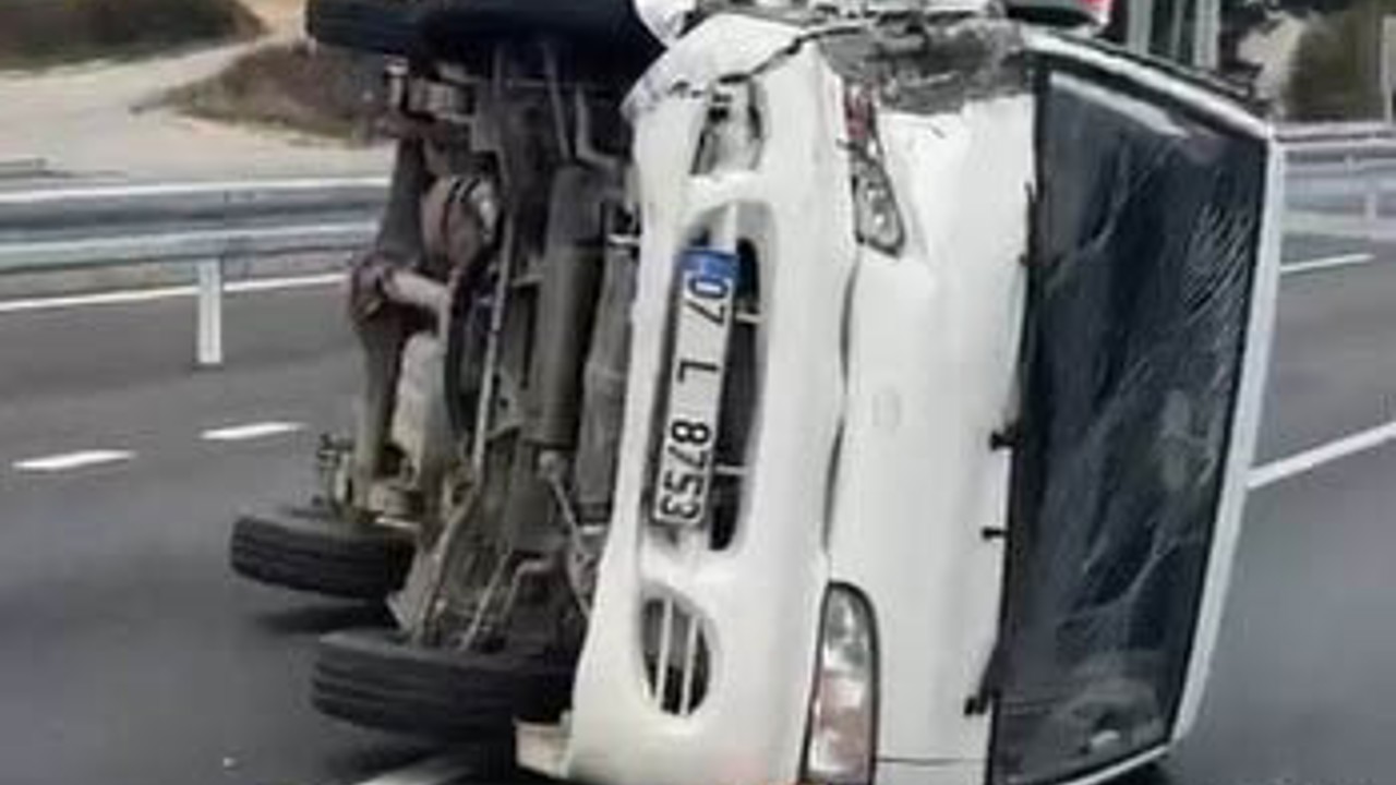 Emniyet şeridindeki araca çarptı: 2 yaralı
