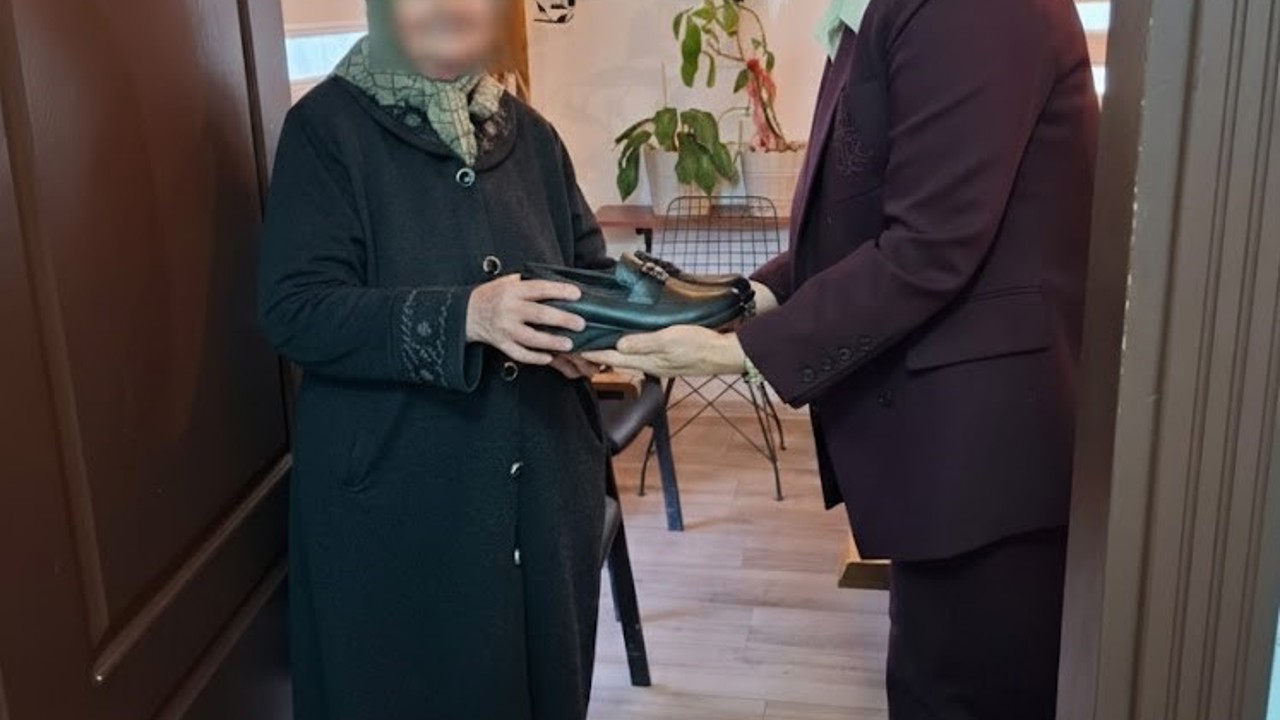 Ayakkabısı olmadığı için terlikle dolaşan yaşlı kadına mahalle muhtarı yardım etti
