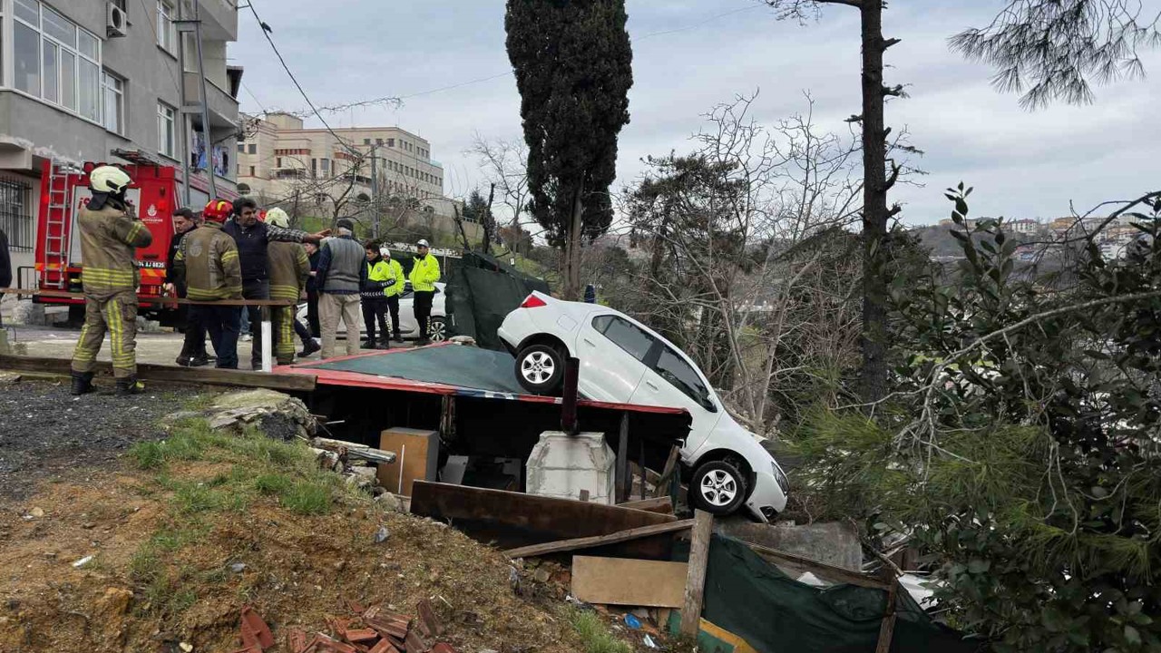 Sarıyer’de vitesi karıştırdı, otomobil kamelyanın üzerine uçtu
