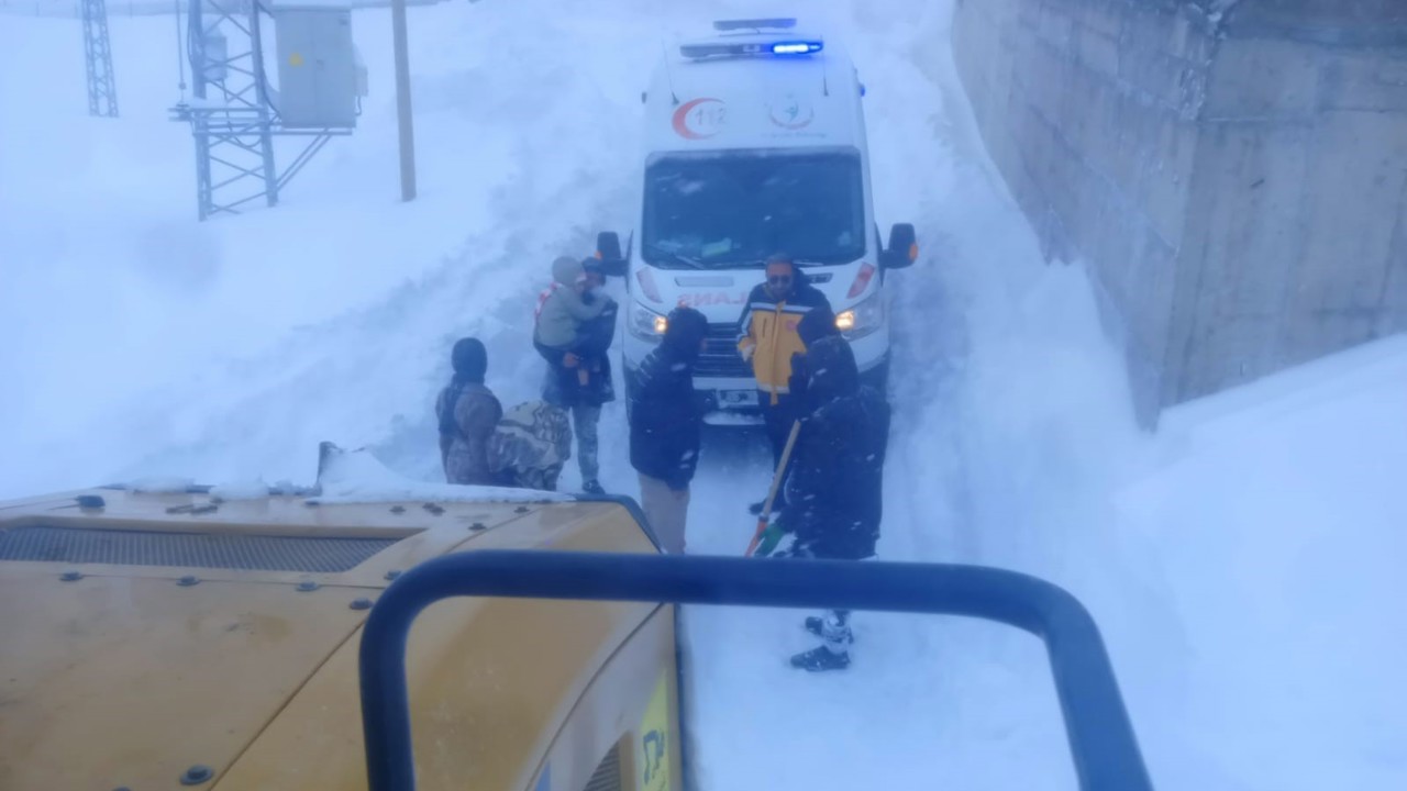 Ağrı’da köylerde rahatsızlanan hastalar için ekipler seferber oldu
