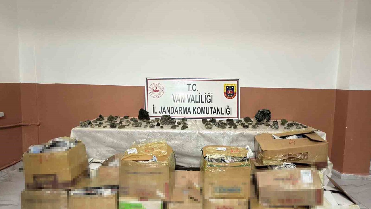 Van’da bin 410 adet epidotlu kuvars taşı ele geçirildi
