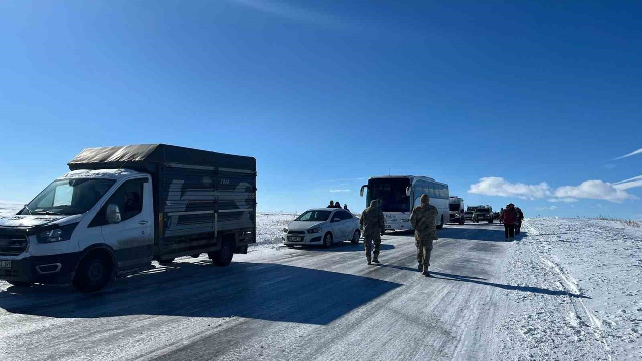 Eksi 30’a düşen sıcaklıklarda buz pistine dönen yolda araçlar mahsur kaldı
