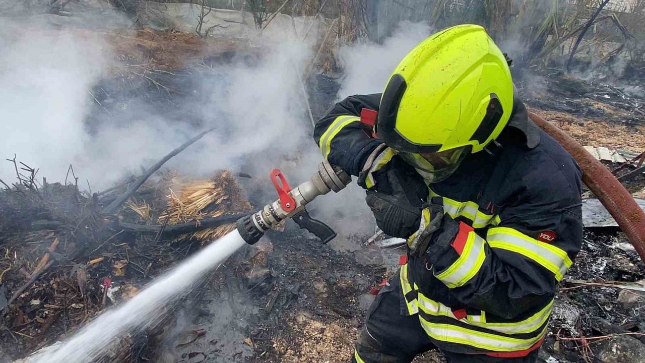 Hurdalıkta çıkan yangın gökyüzünü kara dumanla kapladı
