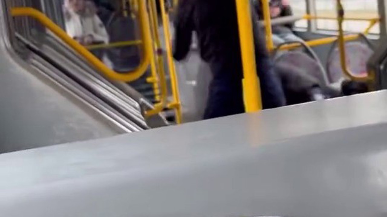 Otobüsün içinde tekme tokat böyle darp etti..."Komutanıma bıçak çekmişti"
