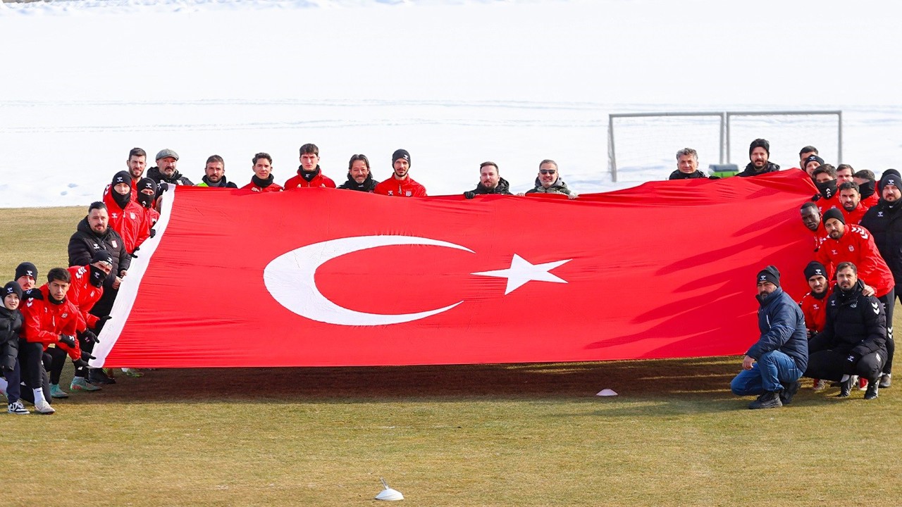 Sivasspor’dan Türk bayrağına yönelik saldırıya sert tepki
