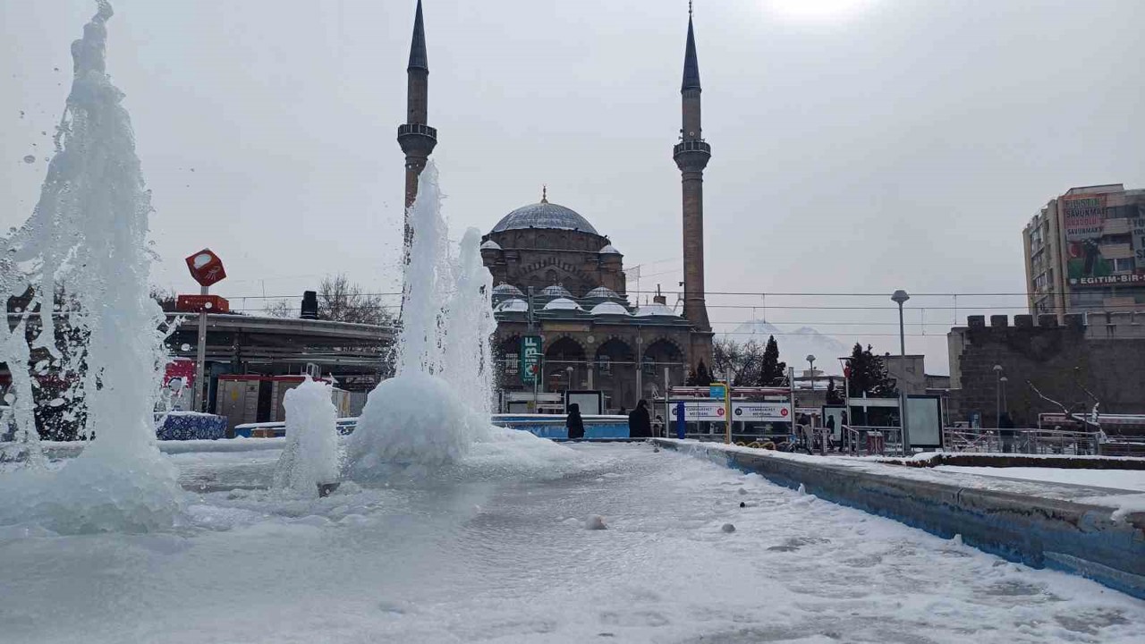 Kayseri buz tuttu: 2 ilçede hava sıcaklığı -23 olarak ölçüldü

