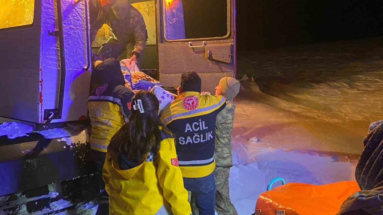 Kars’ta Mehmetçik paletli kar aracıyla yaşlı hastaya ulaştı
