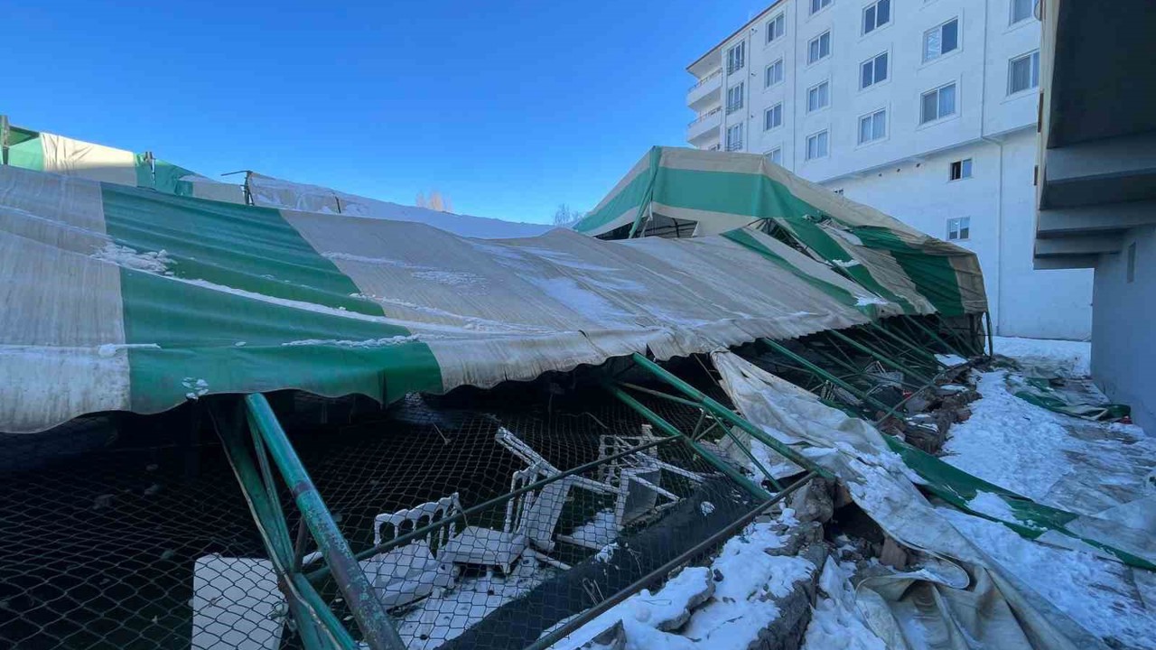 Iğdır’da düğün salonu olarak kullanılan halı saha çöktü
