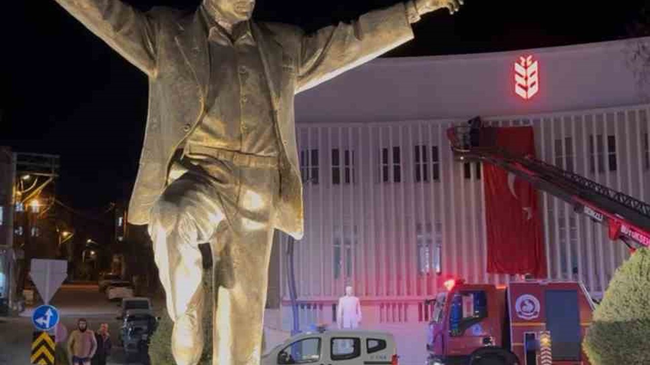 Tavas’ın her noktası bayraklarla donatıldı
