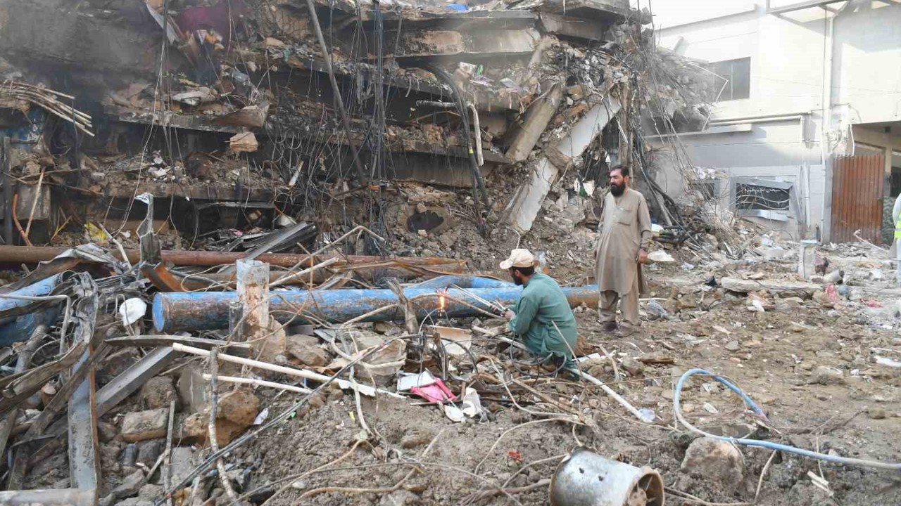 Pakistan’daki AVM yangınında can kaybı 60’a yükseldi
