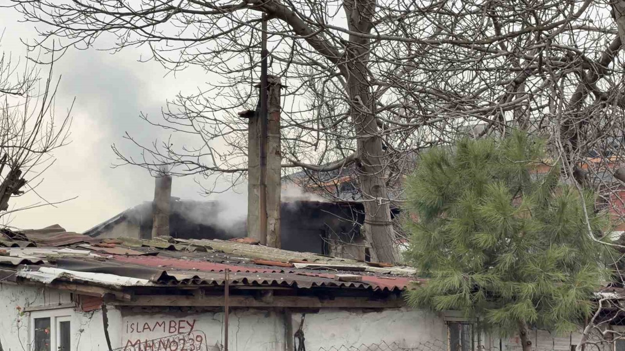 Arnavutköy’de yaşlı adamın yaşadığı gecekondu alev alev yandı
