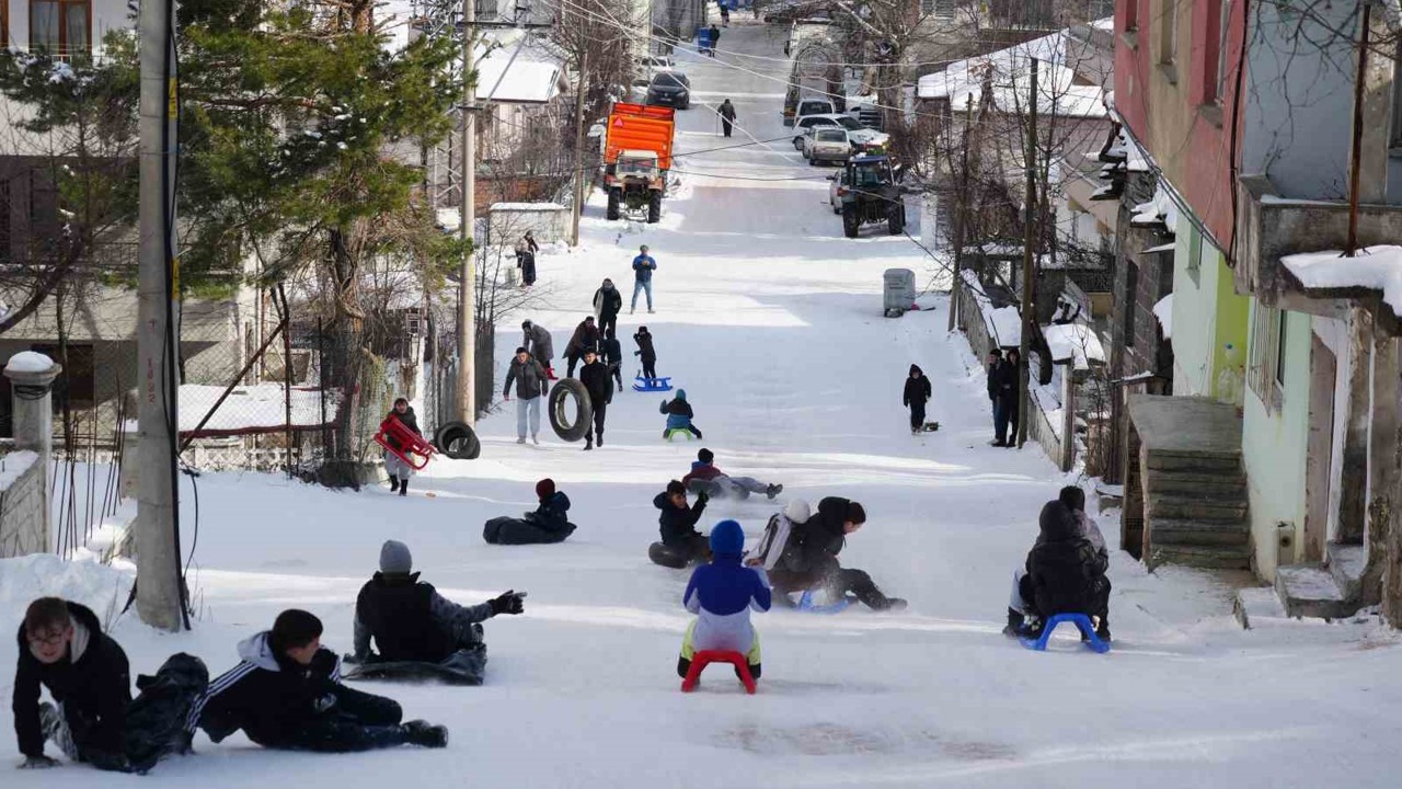 Muhtarın Yokuşu’nda çocukların kar eğlencesi
