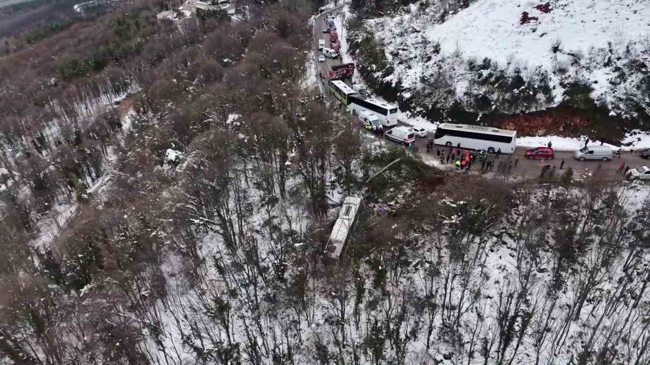 Kartepe’nin zirvesinden inerken otobüs şarampole uçtu: 22 yaralı
