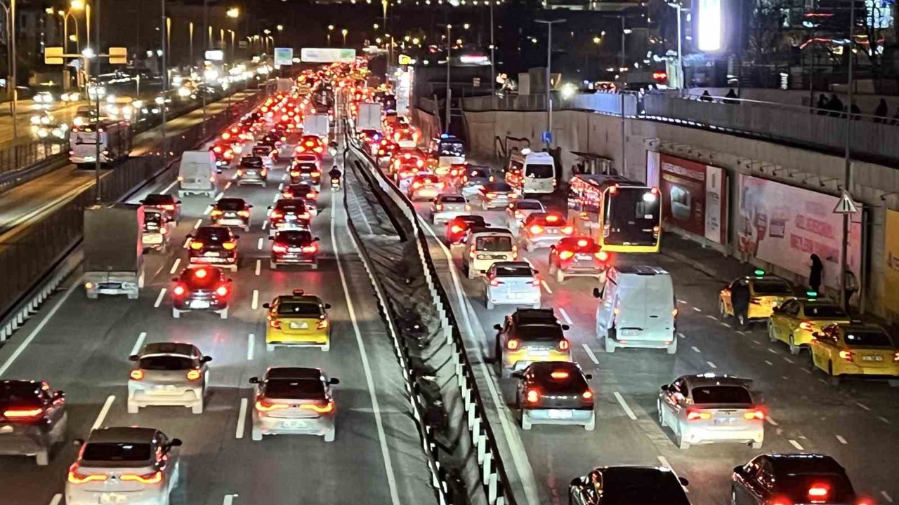 İstanbul’da trafik yoğunluğu yüzde 83’e ulaştı
