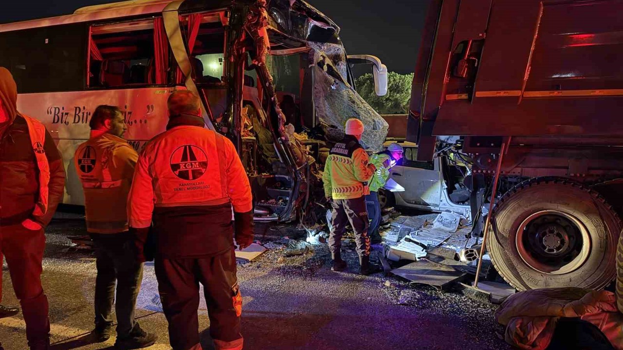 Sakarya TEM Otoyolu’nda feci kaza: 1 ölü, 19 yaralı
