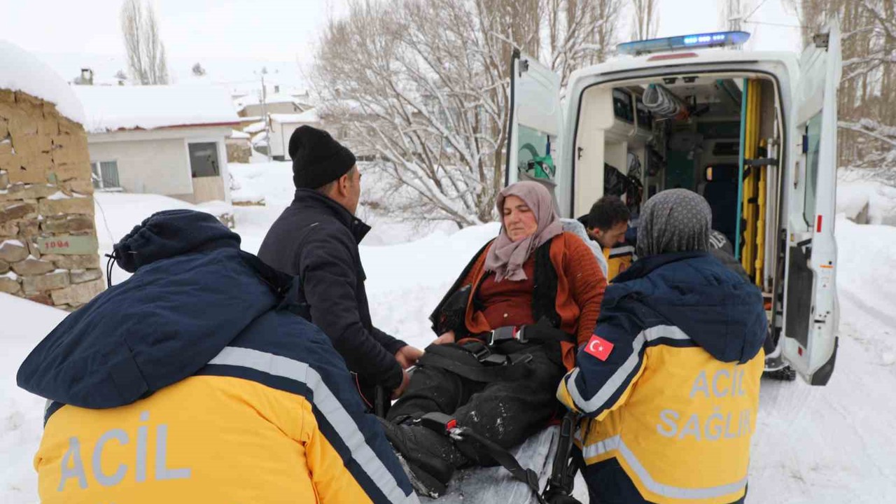 Sivas’ta kar engeline takılan hasta için ekipler seferber oldu
