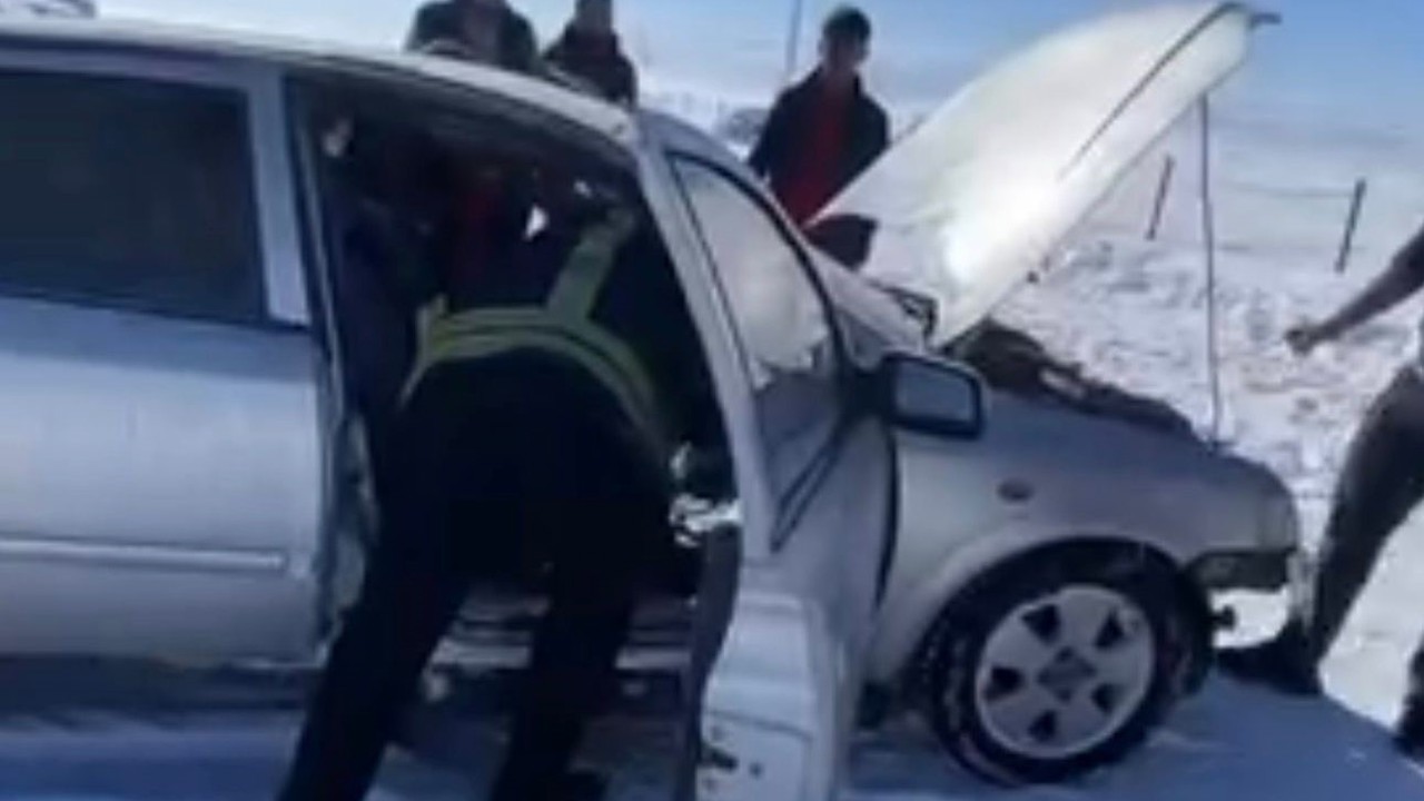 Muş’ta seyir halindeki otomobil alev aldı
