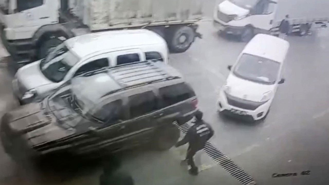 Araç muayene istasyonunda kaza: 3 araç hasar gördü
