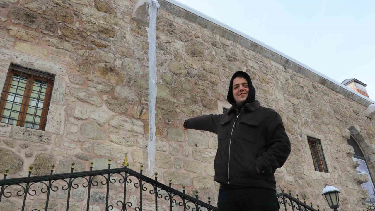 Sivas’ta soğuk hava 4 metreyi bulan buz sarkıtları oluşturdu
