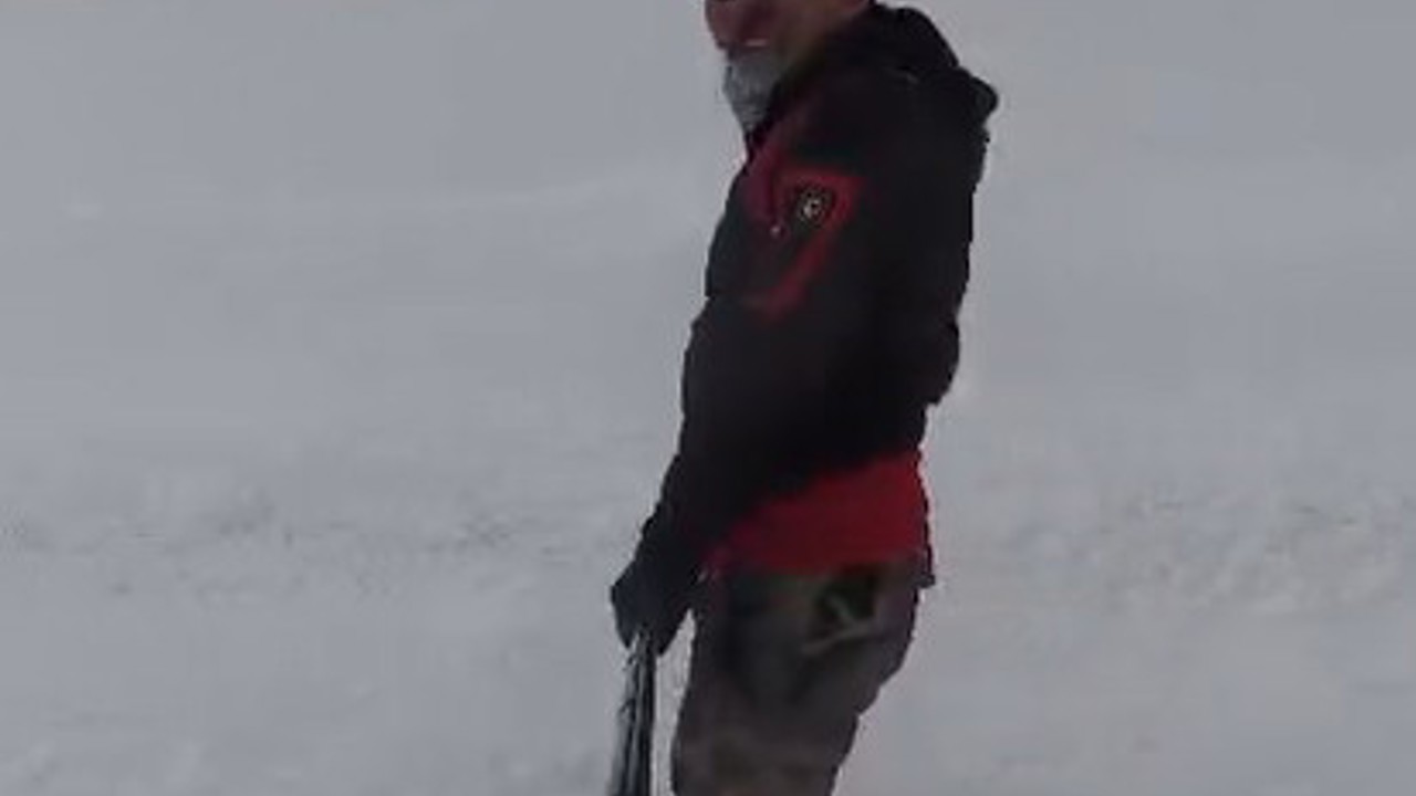 Palandöken’e gidemeyen kayak tutkunları köy yolunu piste çevirdi
