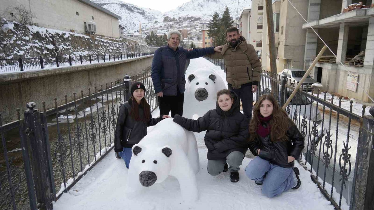 Tır şoförünün kardan yaptığı anne ve yavru ayı ilgi odağı oldu

