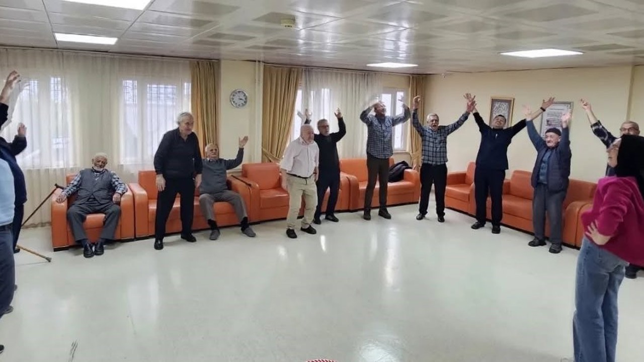 Kütahya Huzurevi’nde ’Kahkaha Yogası’ etkinliği
