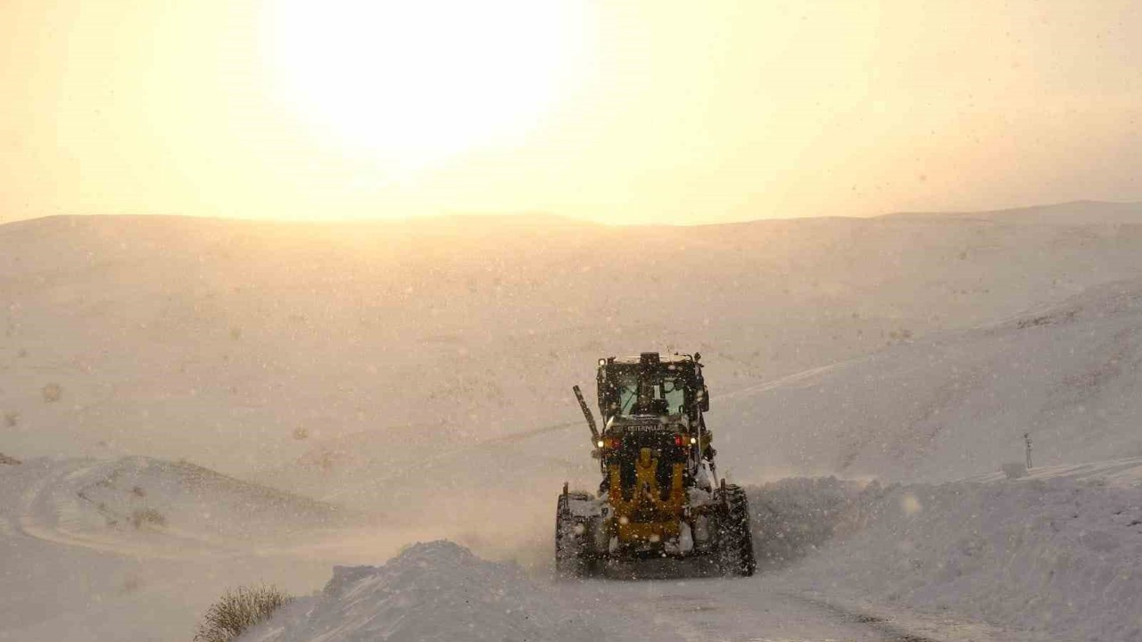 Ağrı’da kapalı köy yolları ulaşıma açılıyor

