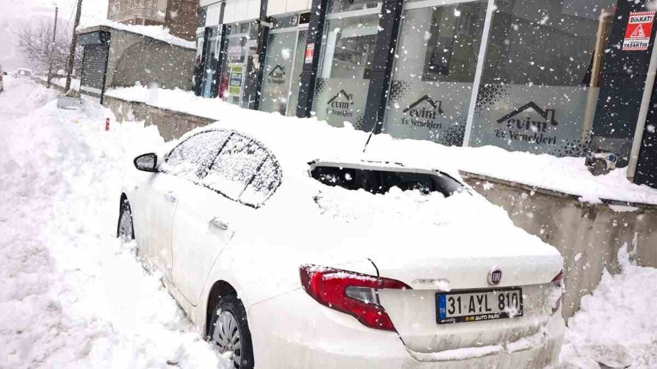 Çatıda çözülen kar kütlesi otomobilin üzerine düştü
