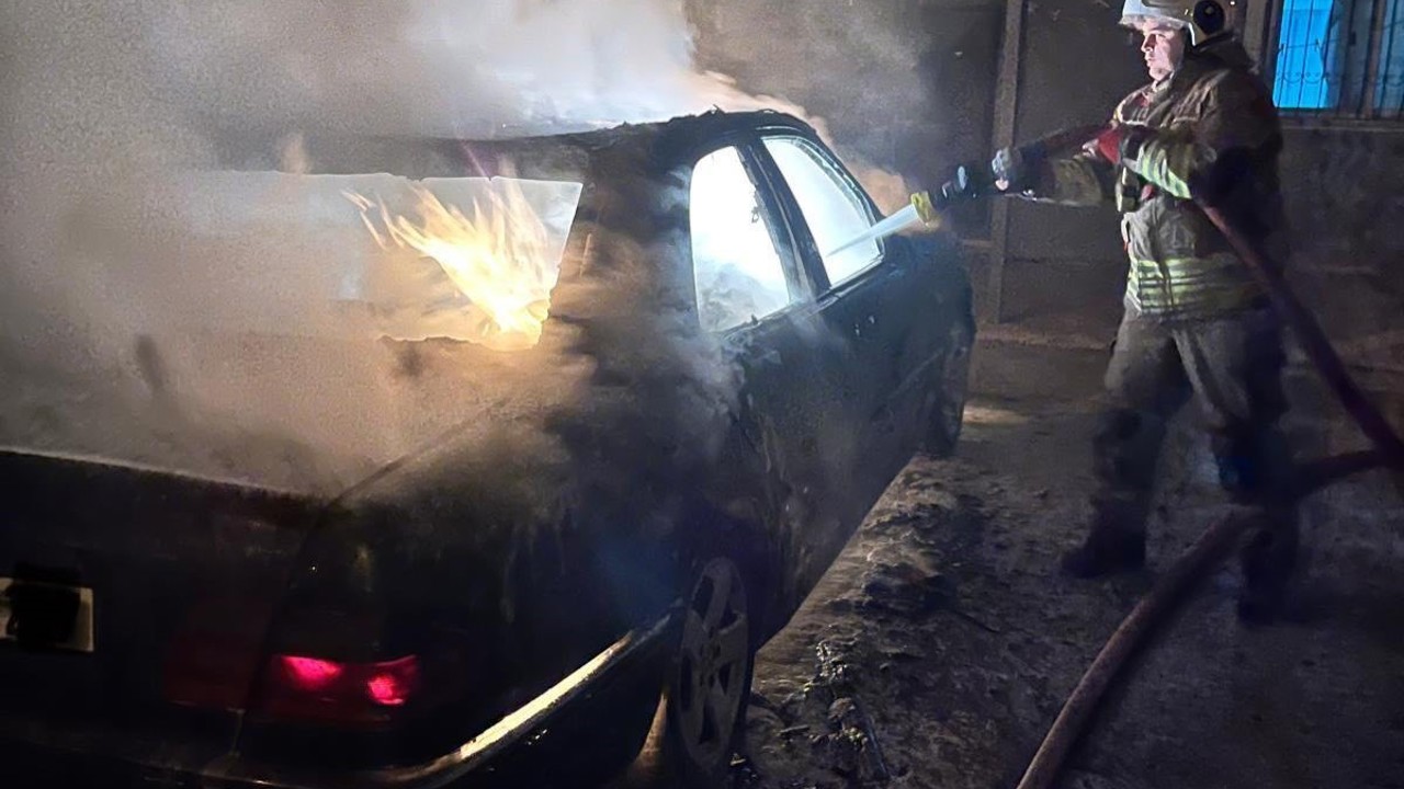 Defne’de otomobil alevlere teslim oldu
