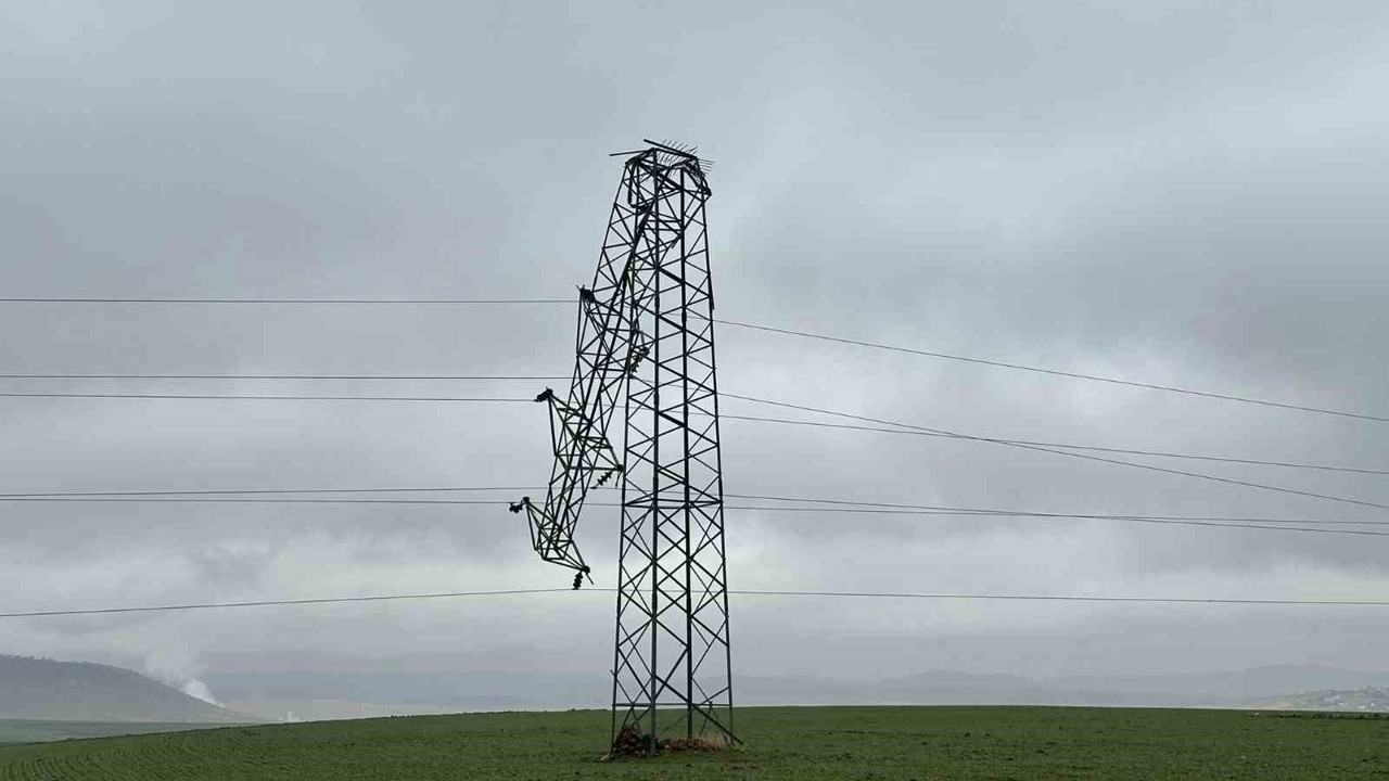 Gerilim hattındaki hırsızlıkta direkler devrildi, alternatif hatlar sayesinde ilçe elektriksiz kalmadı
