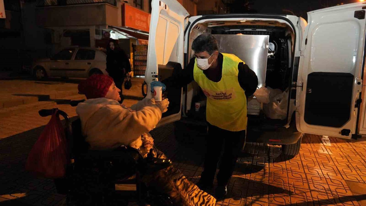 Keçiören Belediyesi’nden soğuk havalarda sıcak çorba ikramı
