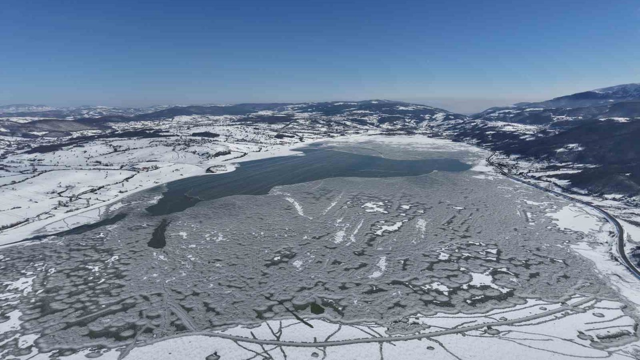 870 hektarlık Ladik Gölü buz tuttu: Kar yağışı göle can suyu oldu
