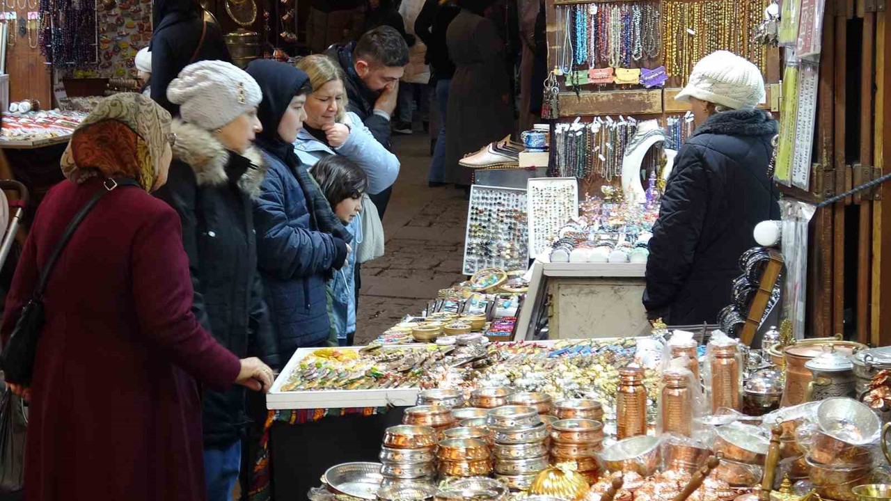 Gaziantep’teki tarihi çarşılarda yarıyıl tatili yoğunluğu
