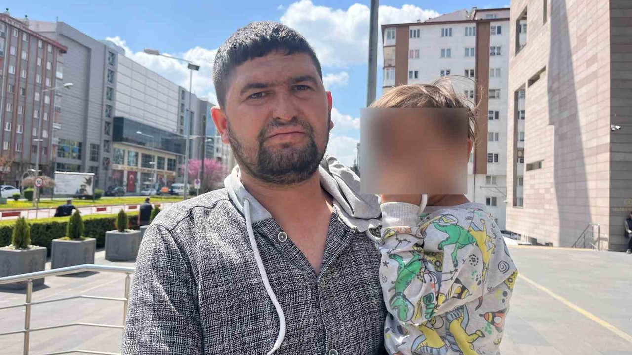 Çocuklarının birinin elinde sigara, diğerinde alkol şişesi olan anne beraat etti
