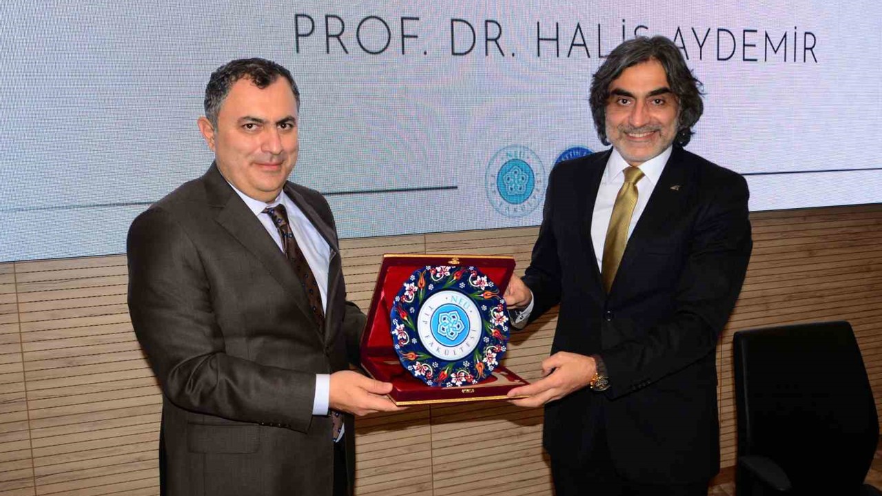 NEÜ’de "Modern Dünyada Duruş Sahibi Olmak" konuşuldu
