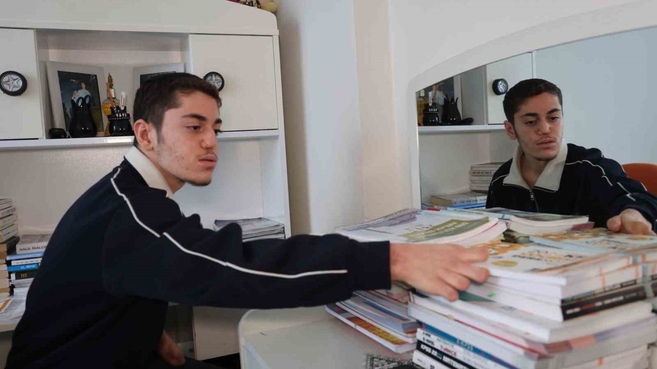 18 günlükken uzuvlarını kaybeden genç azmiyle örnek oluyor
