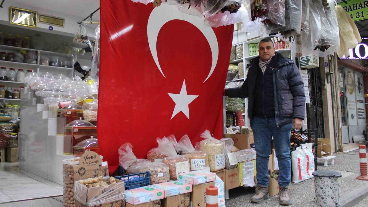 Aydınlı esnaftan ’5 metrelik’ bayrak tepkisi
