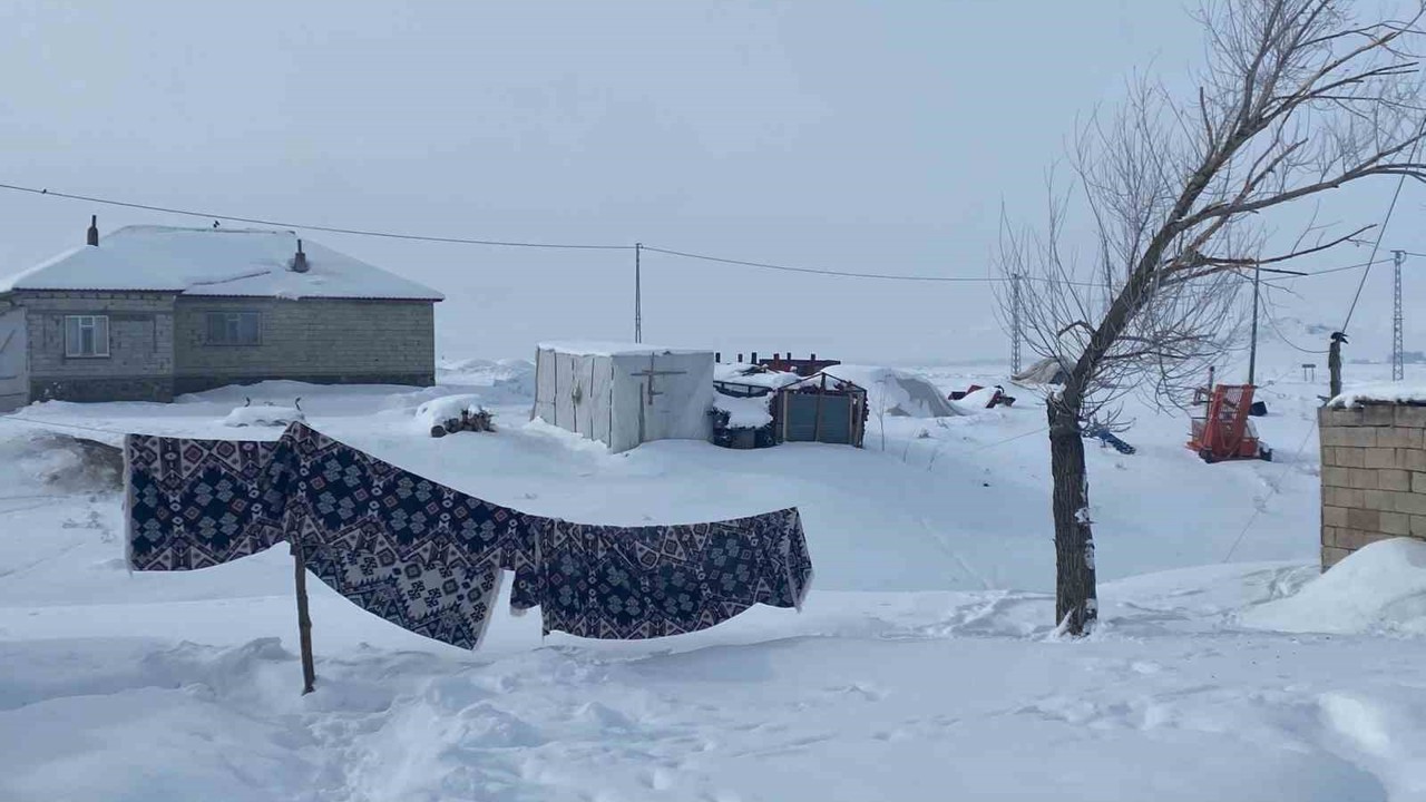 Ağrı’da köyler kışın tamamen kar altında kaldı
