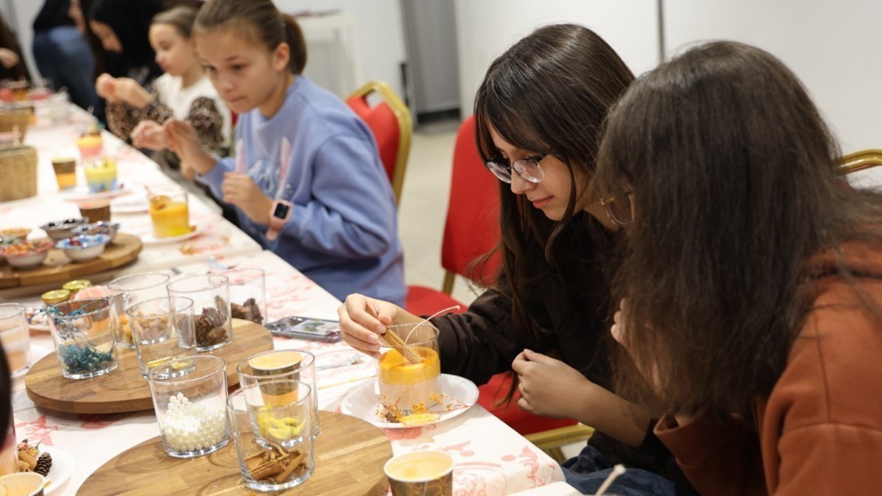 Kartepe’de çocuklar mum yapım atölyesine katıldı
