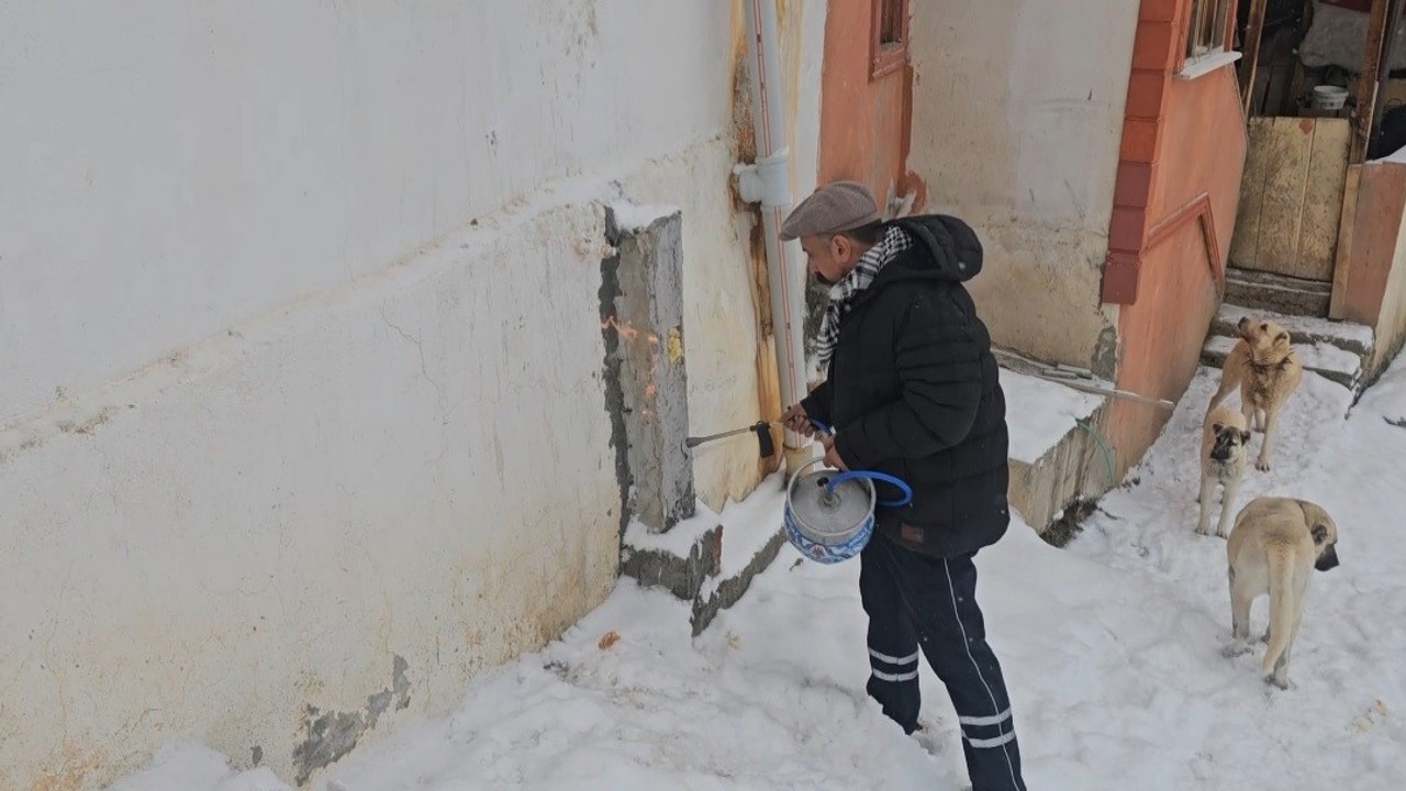 Doğu buz kesti: Donan su şebekeleri pürmüzle ısıtılmaya çalışıldı
